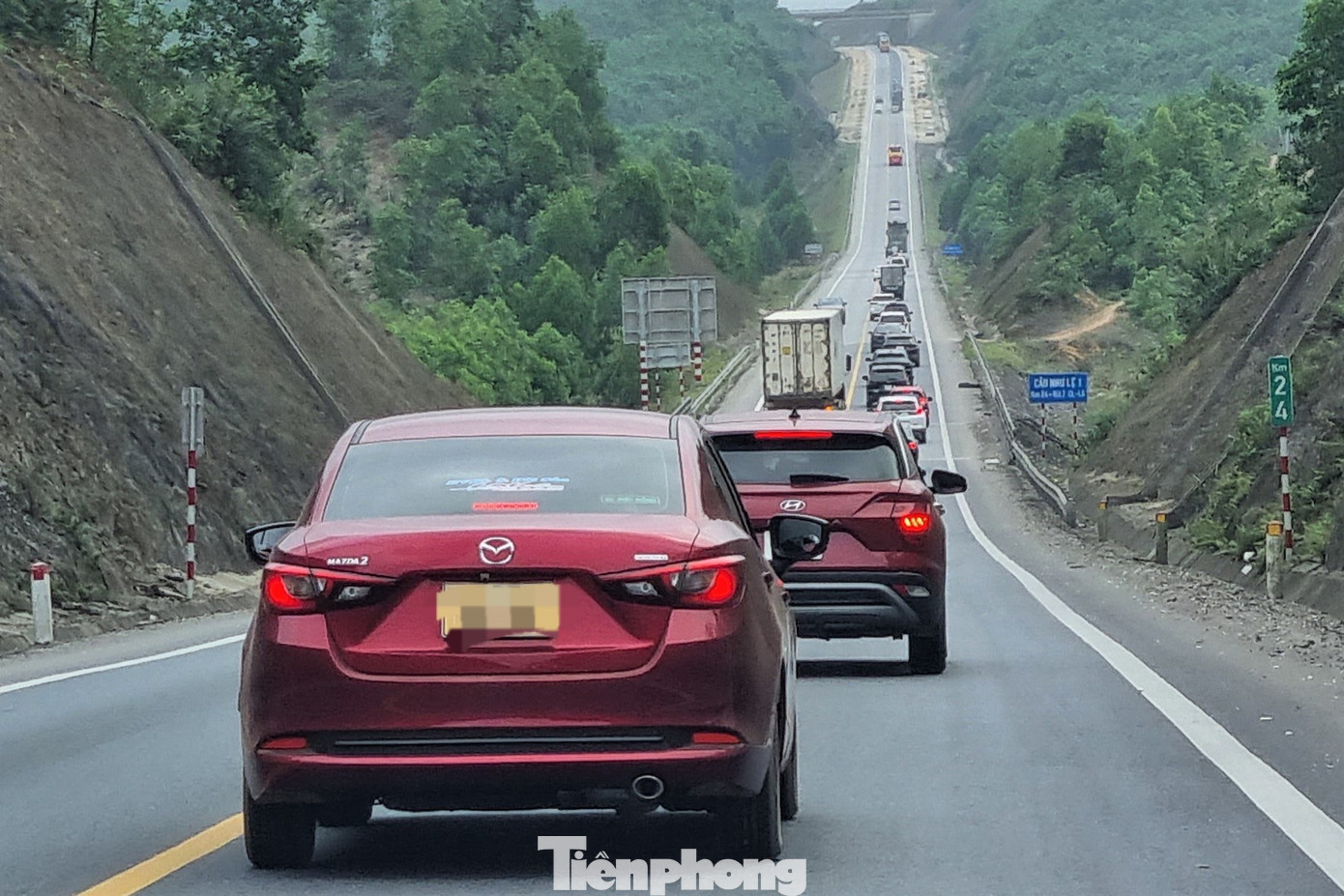 Xe trước xe sau nối đuôi nhưng một xe tải vẫn cố chấp vượt qua. Anh Trần Hải Hoàng (Đà Nẵng) bày tỏ bức xúc với những xe vượt ẩu. Anh từng chứng kiến một xe ô tô khi tới đoạn hai làn đường nhập một đã "cố đấm ăn xôi" để vượt cho bằng được. "May khi đó xe tải đệm phanh giảm tốc độ trong tích tắc để xe con lọt qua, chứ không thì cũng xảy ra tai nạn thảm khốc như hôm 18/2", anh nói. Ảnh chụp ngày 17/2.