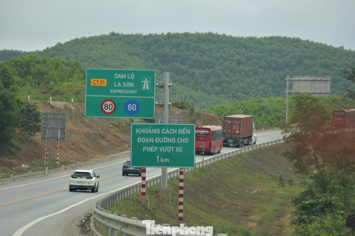 Đoạn đường có bảng quy định rõ "Khoảng cách đến đoạn cho phép vượt xe". Tuyến đường nhiều khúc cua, đồi dốc khuất tầm nhìn. Tài xế muốn vượt phải chú ý và tuân thủ biển báo. Ảnh: Thanh Trần.