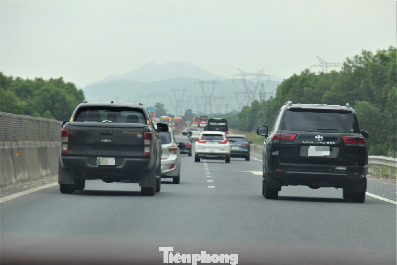 Những dịp lễ, Tết, tuyến đường cao tốc Túy Loan - La Sơn - Cam Lộ đông nghịt xe cộ. Cao tốc La Sơn - Túy Loan dài 77,5km; Cam Lộ-La Sơn dài hơn 98km. Giai đoạn đầu, dự án đầu tư với quy mô 2 làn xe, riêng các đoạn vượt 4 làn xe. Giai đoạn hoàn chỉnh có quy mô 4 làn xe. Sau vụ tai nạn thảm khốc ngày 18/2, Thủ tướng yêu cầu rà soát và tăng cường tổ chức giao thông hợp lý trên tuyến cao tốc Cam Lộ - La Sơn và hệ thống kết cấu hạ tầng giao thông trên các tuyến cao tốc, quốc lộ trọng yếu, nhất là các tuyến cao tốc chỉ có hai làn xe và các tuyến cao tốc không có làn dừng khẩn cấp.