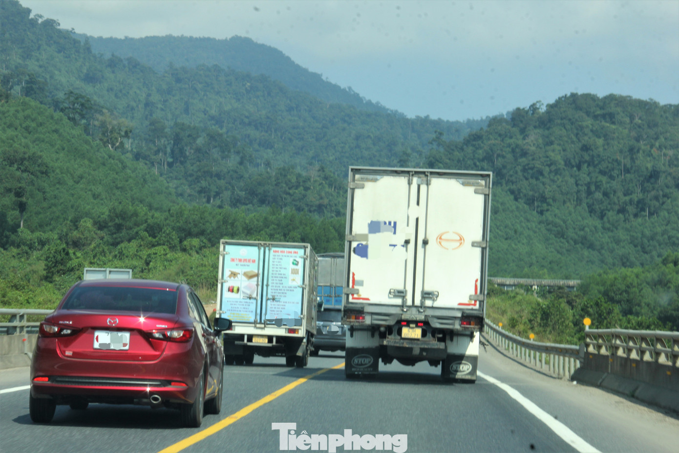 Tranh thủ xe trước vượt, xe sau cũng vượt thành đoàn. Ảnh chụp ngày 17/2.