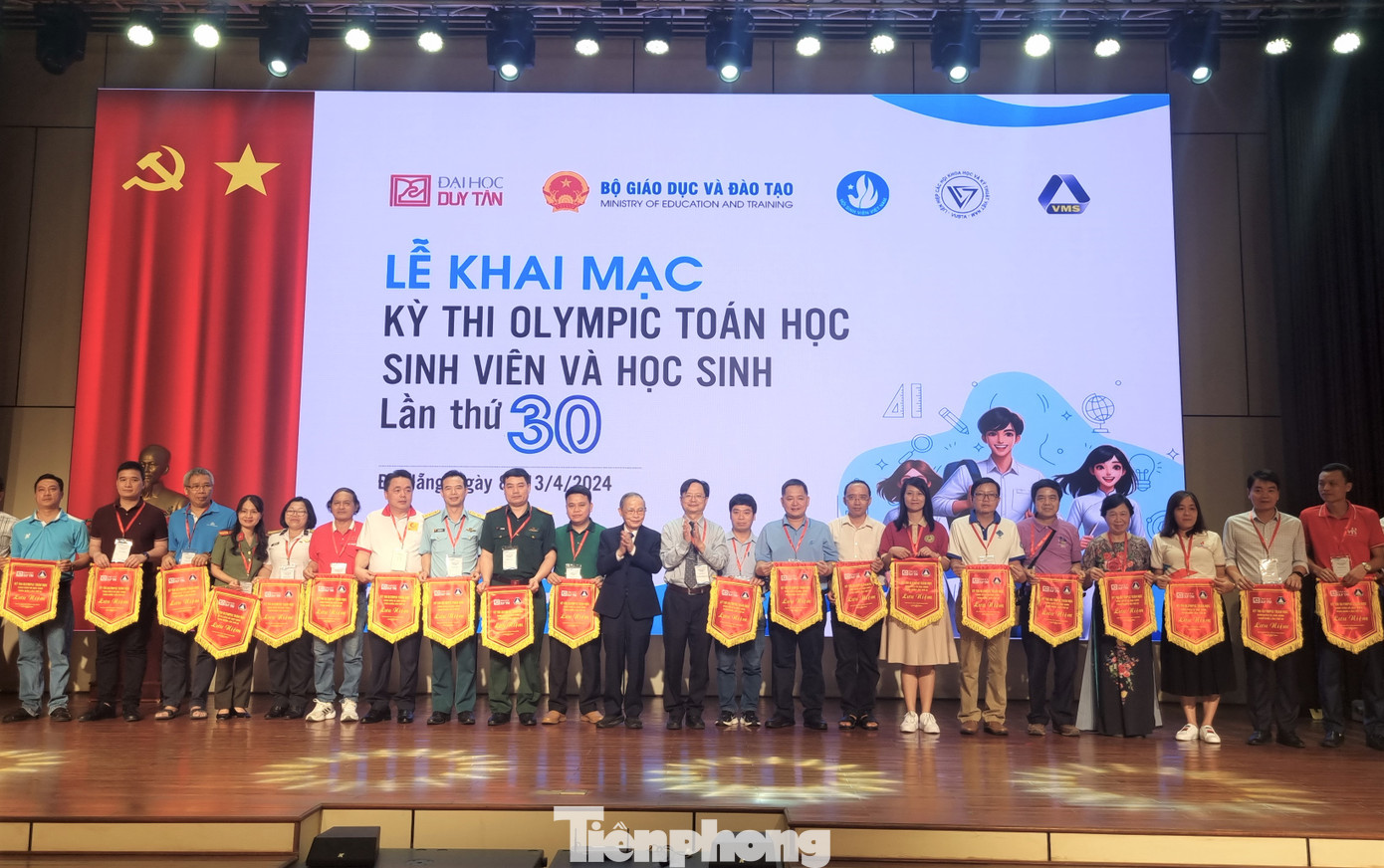 Đại diện các đội tại lễ khai mạc kỳ thi Olympic Toán học sinh viên và học sinh lần thứ 30.