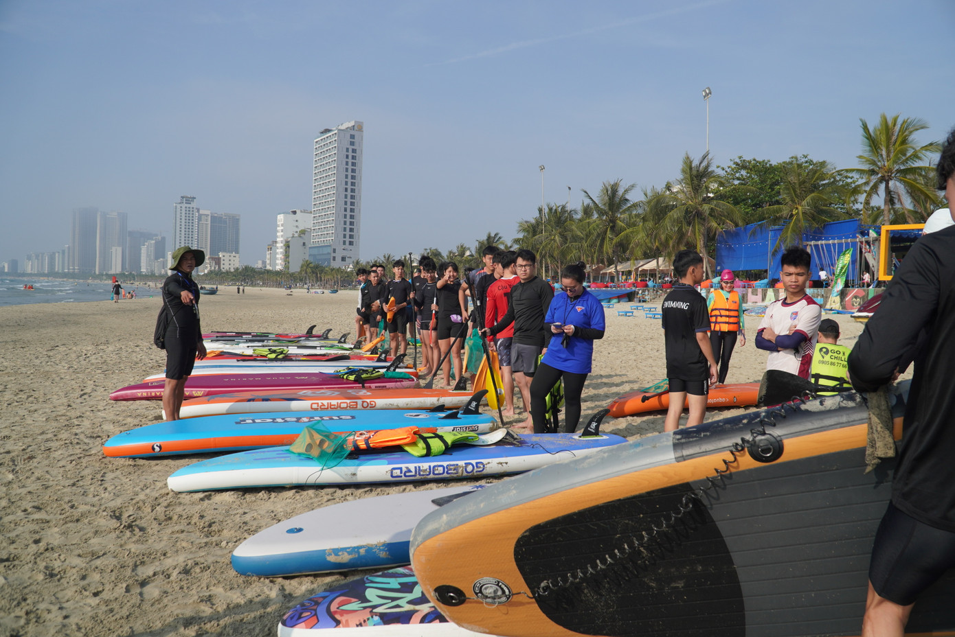 Trong khi đó, những bạn trẻ khác lại chuẩn bị thuyền sup, kính bơi, ống thở... để lặn biển nhặt rác giải cứu cho rạn san hô ở Hòn Sụp. Mỗi nhóm từ 100 -150 thành viên được các huấn luyện viên, chuyên gia đến từ trường Đại học Thể dục thể thao và sự tư vấn từ Ban quản lý bán đảo Sơn Trà và các bãi biển du lịch Đà Nẵng để tập huấn kỹ năng bơi, lặn nhằm đảm bảo an toàn. Đồng thời được phổ biến những kiến thức cơ bản về hoạt động dọn vệ sinh đáy biển, cắt lưới ma tại các rạn san hô để không làm ảnh hưởng đến hệ sinh thái tự nhiên. Trong khi đó, những bạn trẻ khác lại chuẩn bị thuyền sup, kính bơi, ống thở... để lặn biển nhặt rác giải cứu cho rạn san hô ở Hòn Sụp. Mỗi nhóm từ 100 -150 thành viên được các huấn luyện viên, chuyên gia đến từ trường Đại học Thể dục thể thao và sự tư vấn từ Ban quản lý bán đảo Sơn Trà và các bãi biển du lịch Đà Nẵng để tập huấn kỹ năng bơi, lặn nhằm đảm bảo an toàn. Đồng thời được phổ biến những kiến thức cơ bản về hoạt động dọn vệ sinh đáy biển, cắt lưới ma tại các rạn san hô để không làm ảnh hưởng đến hệ sinh thái tự nhiên.