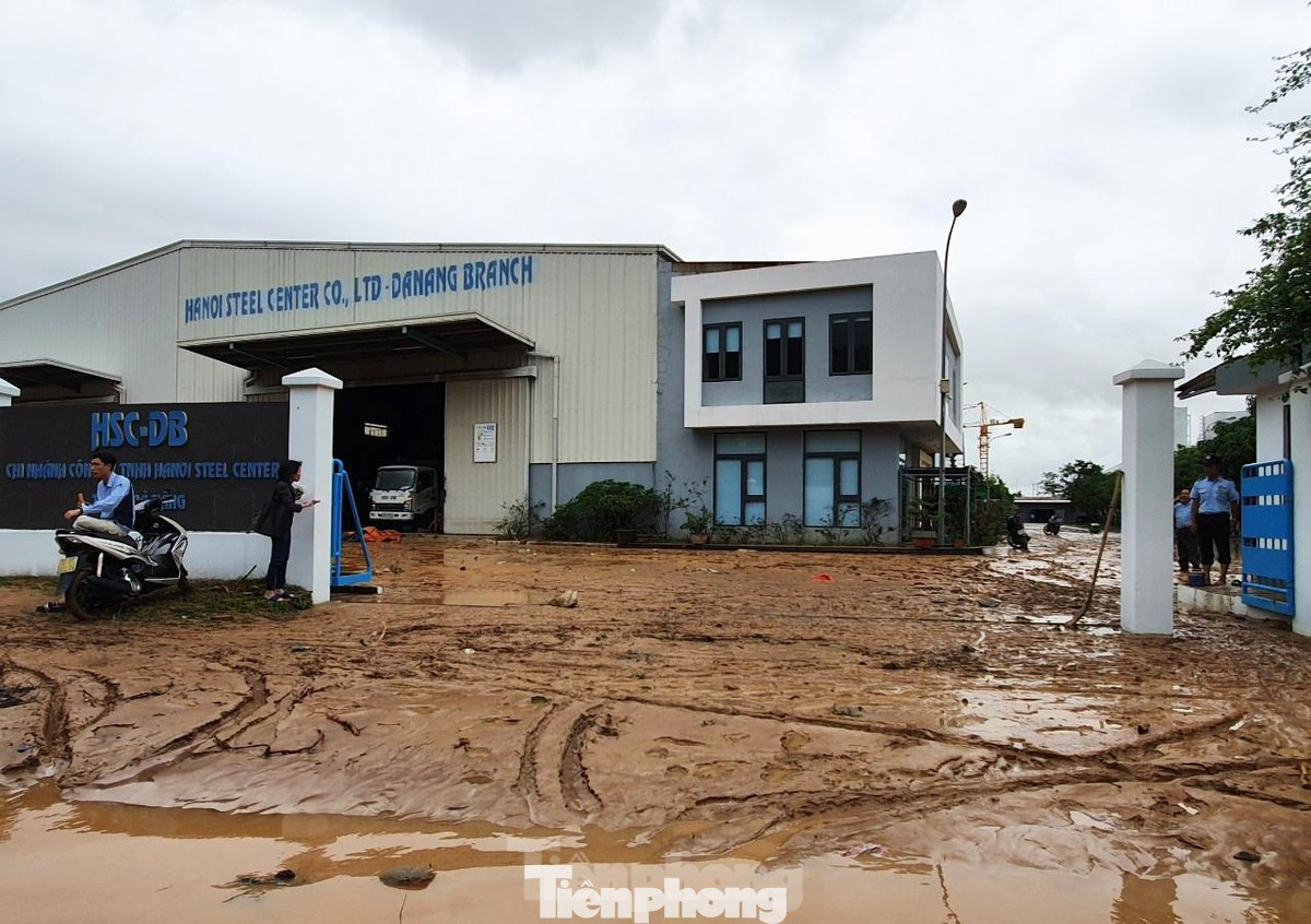 Một công ty trong KCN bị bùn đất tấn công sau trận mưa lịch sử vào tháng 10/2022.