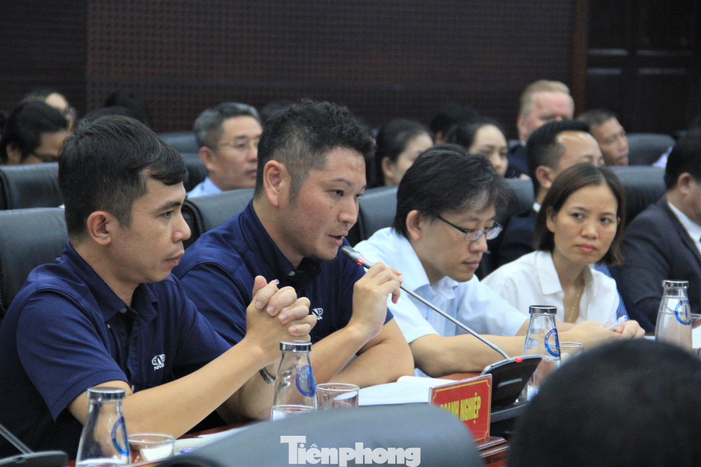 Đại diện Công ty TNHH Niwa Foundry Việt Nam bày tỏ bất an khi nước, đất đá liên tiếp tràn vào công ty. (Ảnh: Thanh Trần).