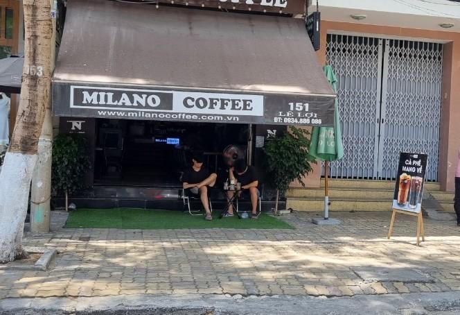 Những vị khách cuối cùng trước khi quán ngưng phục vụ tại chỗ. Ảnh: Thanh Trần.