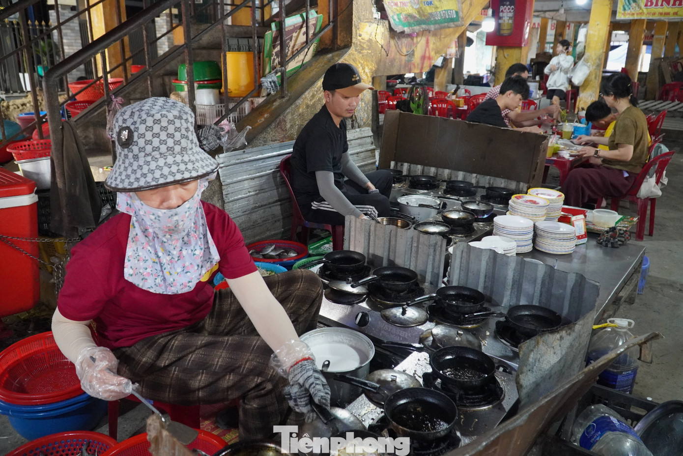 Một quầy bánh có đến hai người nấu mới đủ phục vụ cho khách hàng.