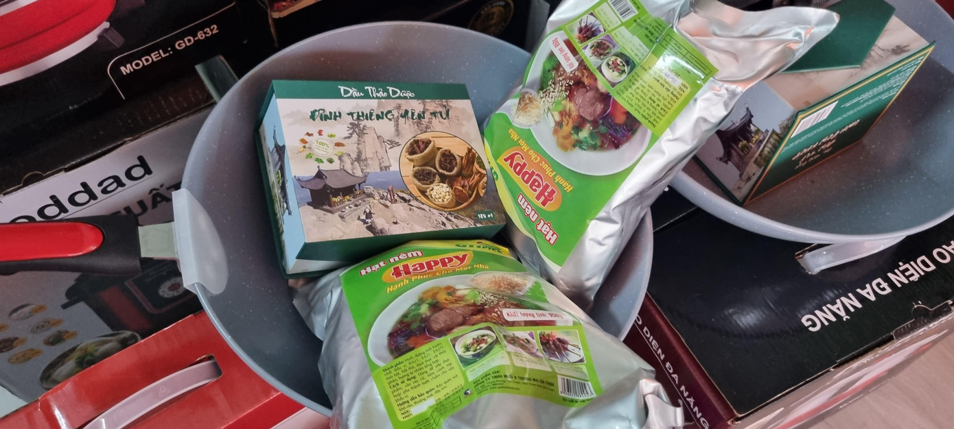 Bột nêm, dầu thảo dược... ít gặp trên thị trường được giới thiệu giá hàng trăm ngàn mỗi gói.