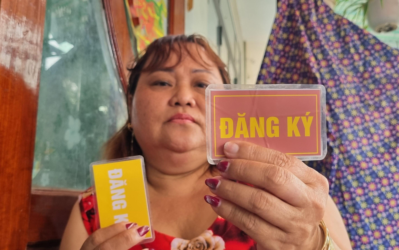 Người dân được nhóm người phát "thẻ đăng ký" trước khi tham dự chương trình.