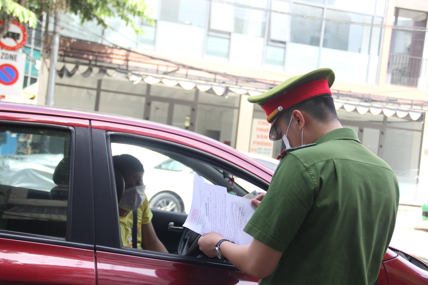 “Tôi có giấy đi đường nhưng hết thời hạn, hôm qua thành phố ra có Chỉ thị mới nên trình giấy này không lệ. Bây giờ tới chốt nào cũng phải trình giấy cũ ra để được đi qua. Đợi tới sáng đầu tuần làm việc cơ quan mới cấp giấy mới”, một người đi đường cho hay. “Tôi có giấy đi đường nhưng hết thời hạn, hôm qua thành phố ra có Chỉ thị mới nên trình giấy này không lệ. Bây giờ tới chốt nào cũng phải trình giấy cũ ra để được đi qua. Đợi tới sáng đầu tuần làm việc cơ quan mới cấp giấy mới”, một người đi đường cho hay.