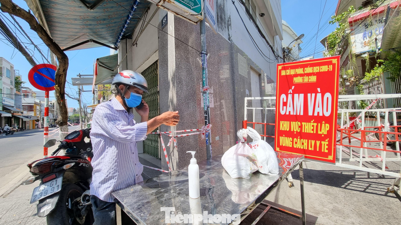 Người dân đưa hàng hóa tới để ở điểm tập kết, ghi rõ thông tin người nhận rồi ra về. Lực lượng chức năng sẽ bố trí đưa hàng đến tận nhà người nhận. Ảnh: Thanh Trần.