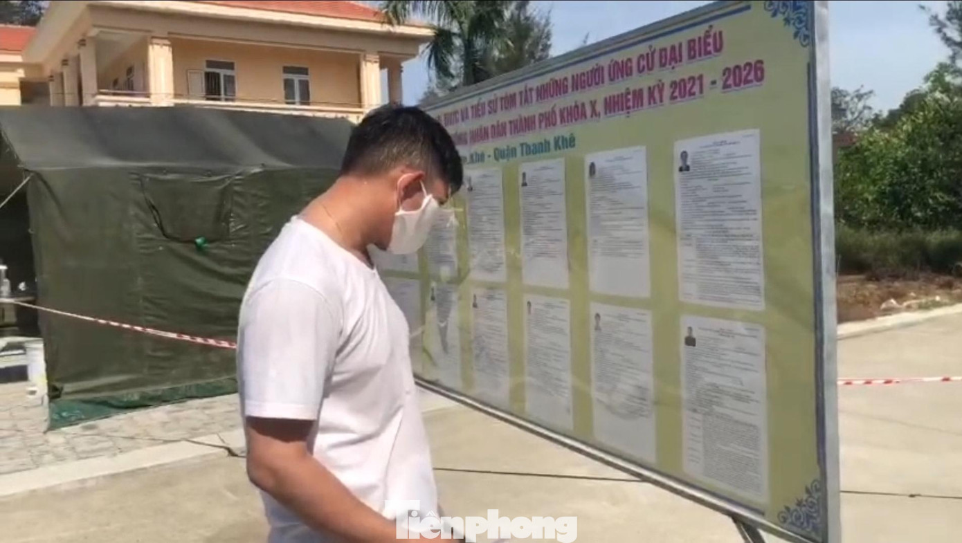 Tất cả các thông tin liên quan đến bầu cử được tuyên truyền qua hệ thống loa phát thanh hàng ngày, và in ra giấy phát tận từng phòng cho các công dân tìm hiểu. “Để có không khí bầu cử, bên trong khu cách ly cũng trang hoàng cờ hoa, dán danh sách ứng cử viên, treo băng rôn…Do đây là lần đầu tiên bầu cử trong bối cảnh dịch bệnh, nên khu cách ly đã tổ chức tập dượt để hướng dẫn các đối tượng F1 cũng như lực lượng chức năng làm nhiệm vụ tại đây thực hiện việc bỏ phiếu”, Trung tá Nguyễn Tấn Nguyện, Chính trị viên Phó Ban CHQS quận, BCHQS TP Đà Nẵng cho hay.