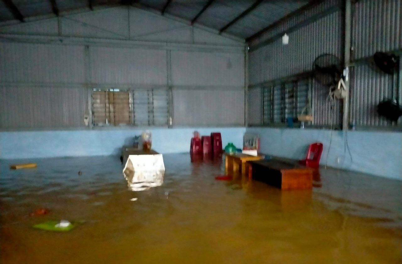 Những nhà ở gần bờ sông bị nước tấn công. Trong ảnh: Nhà của HTX rau an toàn Túy Loan (xã Hòa Phong) đến sáng nay nước đã ngập gần 1m. Những nhà ở gần bờ sông bị nước tấn công. Trong ảnh: Nhà của HTX rau an toàn Túy Loan (xã Hòa Phong) đến sáng nay nước đã ngập gần 1m.