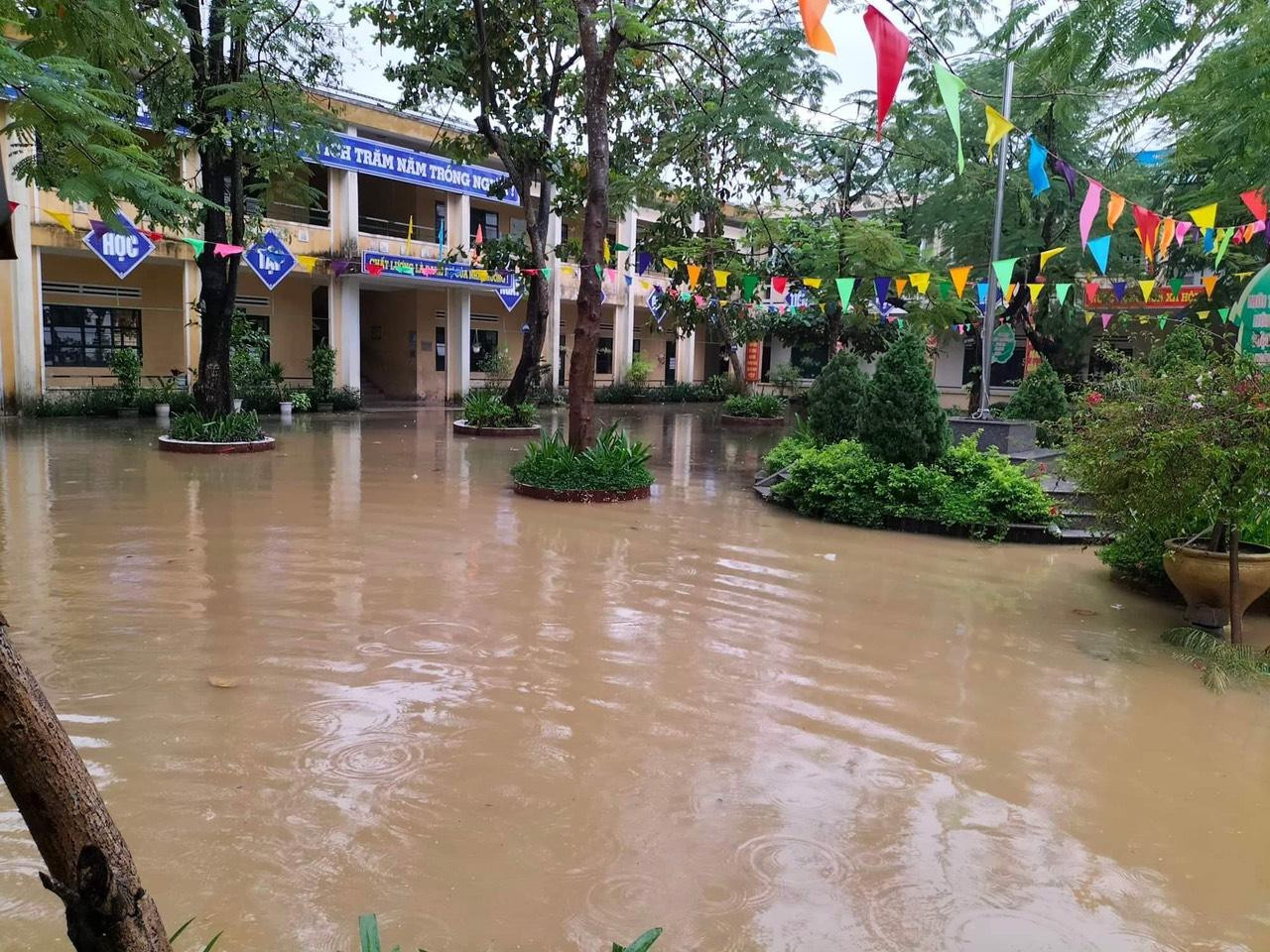 Ông Hoàng cho biết thêm các trường đã kê bàn ghế, chuyển các thiết bị điện tử, sách vở…. đến nơi cao ráo. Ông Hoàng cho biết thêm các trường đã kê bàn ghế, chuyển các thiết bị điện tử, sách vở…. đến nơi cao ráo.