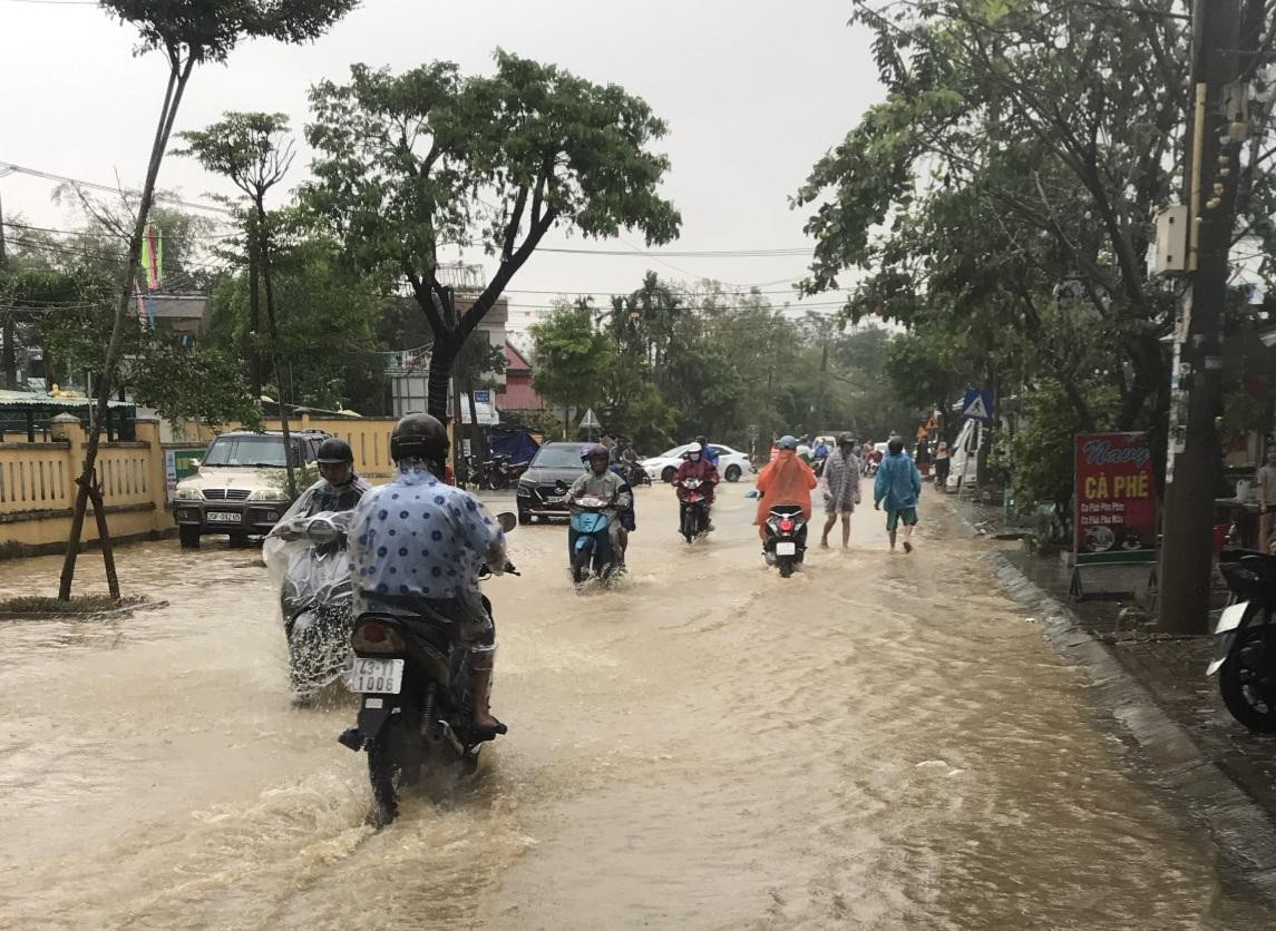 Số còn lại ngập cục bộ, nước dâng cao trên các tuyến đường xung quanh gây nguy hiểm. Tuyến đường trước trường Tiểu học Lâm Quang Thự (xã Hòa Phong) nước dâng mỗi lúc một cao. Số còn lại ngập cục bộ, nước dâng cao trên các tuyến đường xung quanh gây nguy hiểm. Tuyến đường trước trường Tiểu học Lâm Quang Thự (xã Hòa Phong) nước dâng mỗi lúc một cao.