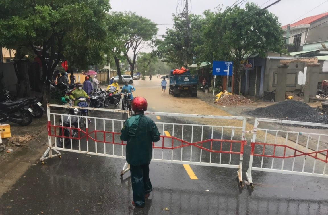 Nhiều tuyến đường trên địa bàn huyện Hòa Vang đã được lực lượng chức năng rào chắn, không cho người và xe cộ qua lại. Nhiều tuyến đường trên địa bàn huyện Hòa Vang đã được lực lượng chức năng rào chắn, không cho người và xe cộ qua lại.