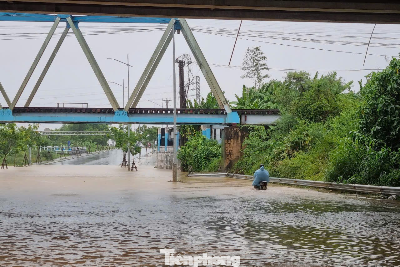 Một số người liều lĩnh leo xe lên vỉa hè chạy qua đoạn ngập bị chết máy. Hiện trời Đà Nẵng vẫn chưa ngớt mưa, trên toàn thành phố có nhiều tuyến đường, nhà cửa bị ngập. Một số người liều lĩnh leo xe lên vỉa hè chạy qua đoạn ngập bị chết máy. Hiện trời Đà Nẵng vẫn chưa ngớt mưa, trên toàn thành phố có nhiều tuyến đường, nhà cửa bị ngập.
