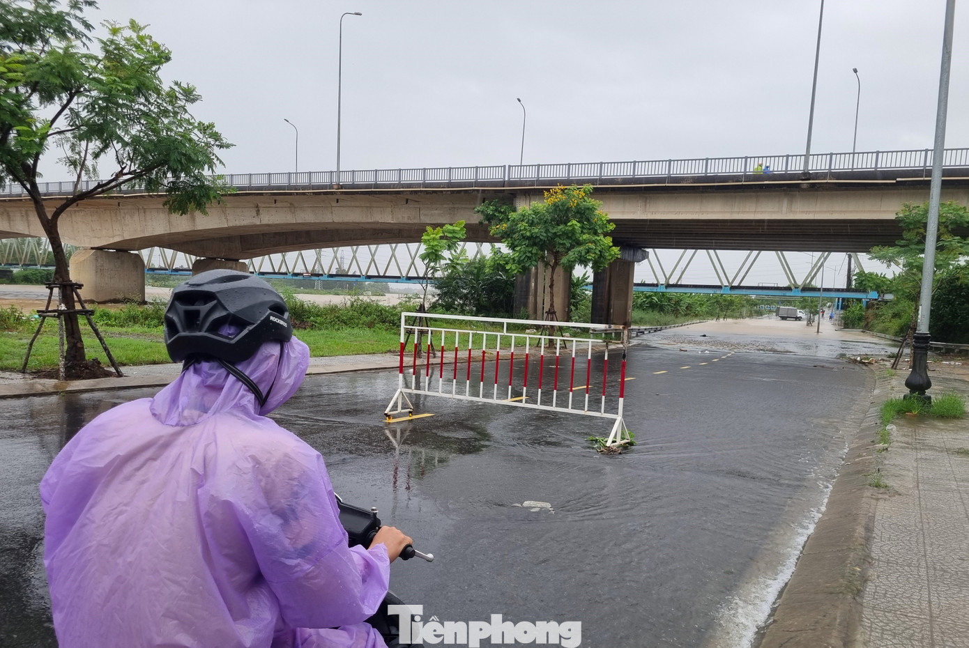Lực lượng chức năng đã kéo rào chắn ngăn người và phương tiện qua lại để đảm bảo an toàn. Các xe cộ qua đây đều phải quay đầu. Anh Nguyễn Hoàng (huyện Hòa Vang) cho hay thường xuyên đi làm qua tuyến đường này nhưng hôm nay thấy nước ngập khoảng hơn nửa mét nên đã vòng lại đi đường khác. Lực lượng chức năng đã kéo rào chắn ngăn người và phương tiện qua lại để đảm bảo an toàn. Các xe cộ qua đây đều phải quay đầu. Anh Nguyễn Hoàng (huyện Hòa Vang) cho hay thường xuyên đi làm qua tuyến đường này nhưng hôm nay thấy nước ngập khoảng hơn nửa mét nên đã vòng lại đi đường khác.