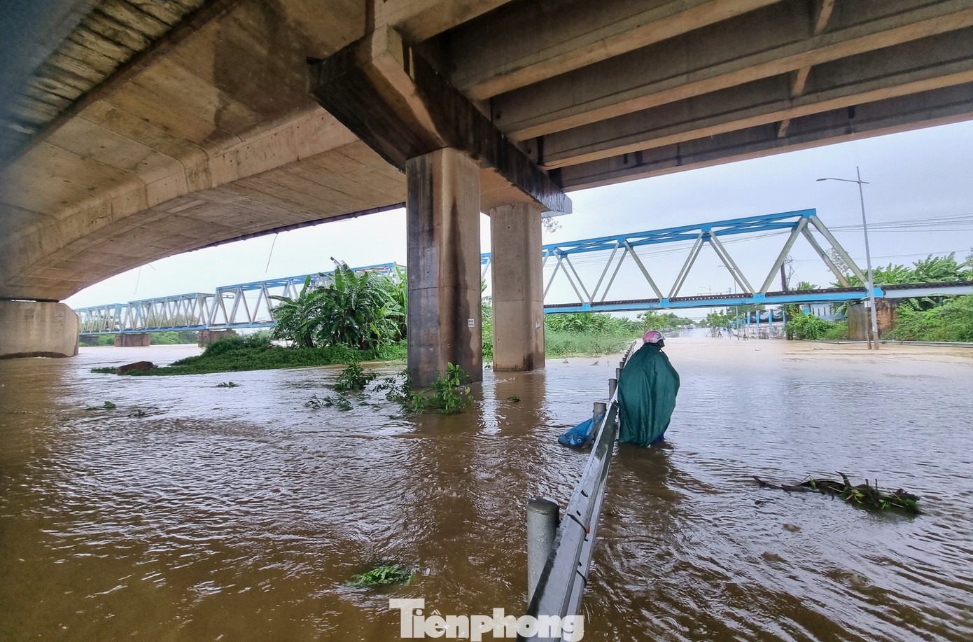 Đoạn đường Thăng Long dưới chân cầu Đỏ từ sáng sớm nay (12/6) đã ngập nước. Nước từ sông chảy mạnh, dâng cao tràn lên đường. Tháp báo ngập tại đây báo mực nước hơn 0,6m. Ảnh: Thanh Hiền. Đoạn đường Thăng Long dưới chân cầu Đỏ từ sáng sớm nay (12/6) đã ngập nước. Nước từ sông chảy mạnh, dâng cao tràn lên đường. Tháp báo ngập tại đây báo mực nước hơn 0,6m. Ảnh: Thanh Hiền.
