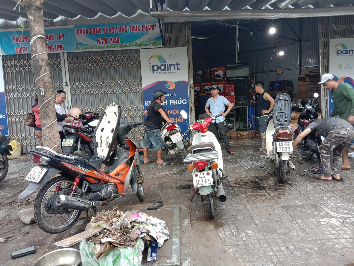 “Bà con biết tin đưa xe máy tới liên tục, hôm qua đã sửa được mấy trăm chiếc”, anh Quýt nói. “Bà con biết tin đưa xe máy tới liên tục, hôm qua đã sửa được mấy trăm chiếc”, anh Quýt nói.