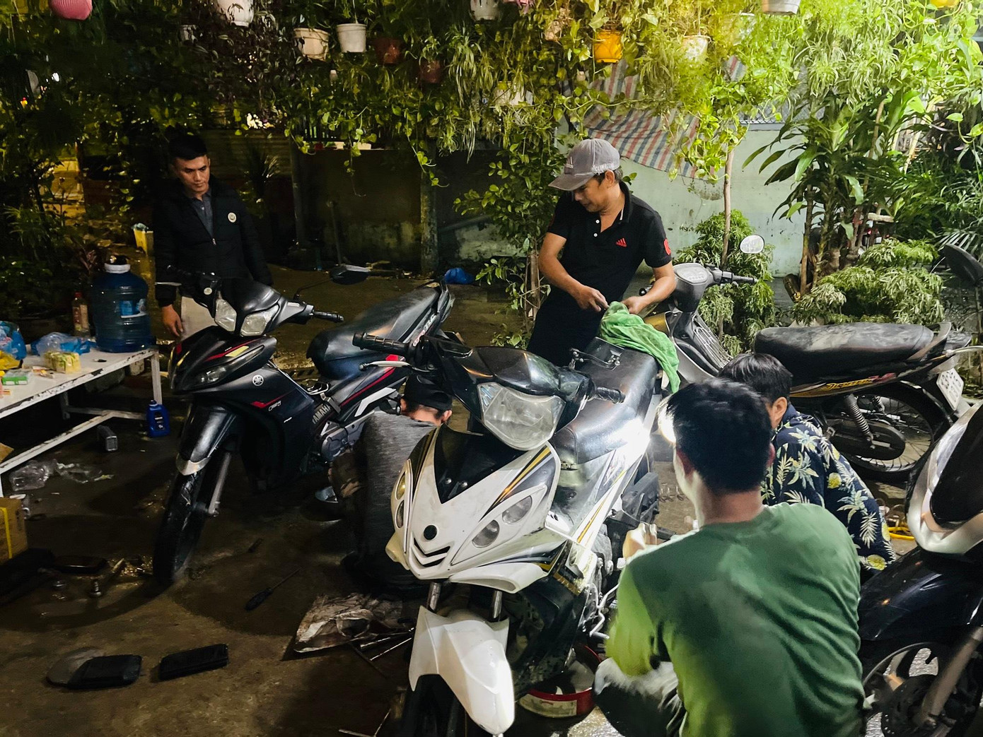 Cả nhóm thuê một xe tải chở máy móc, đồ nghề ra. Còn mọi người được một mạnh thường quân chở ô tô, vượt gần 100km ra Đà Nẵng. Cả nhóm thuê một xe tải chở máy móc, đồ nghề ra. Còn mọi người được một mạnh thường quân chở ô tô, vượt gần 100km ra Đà Nẵng.