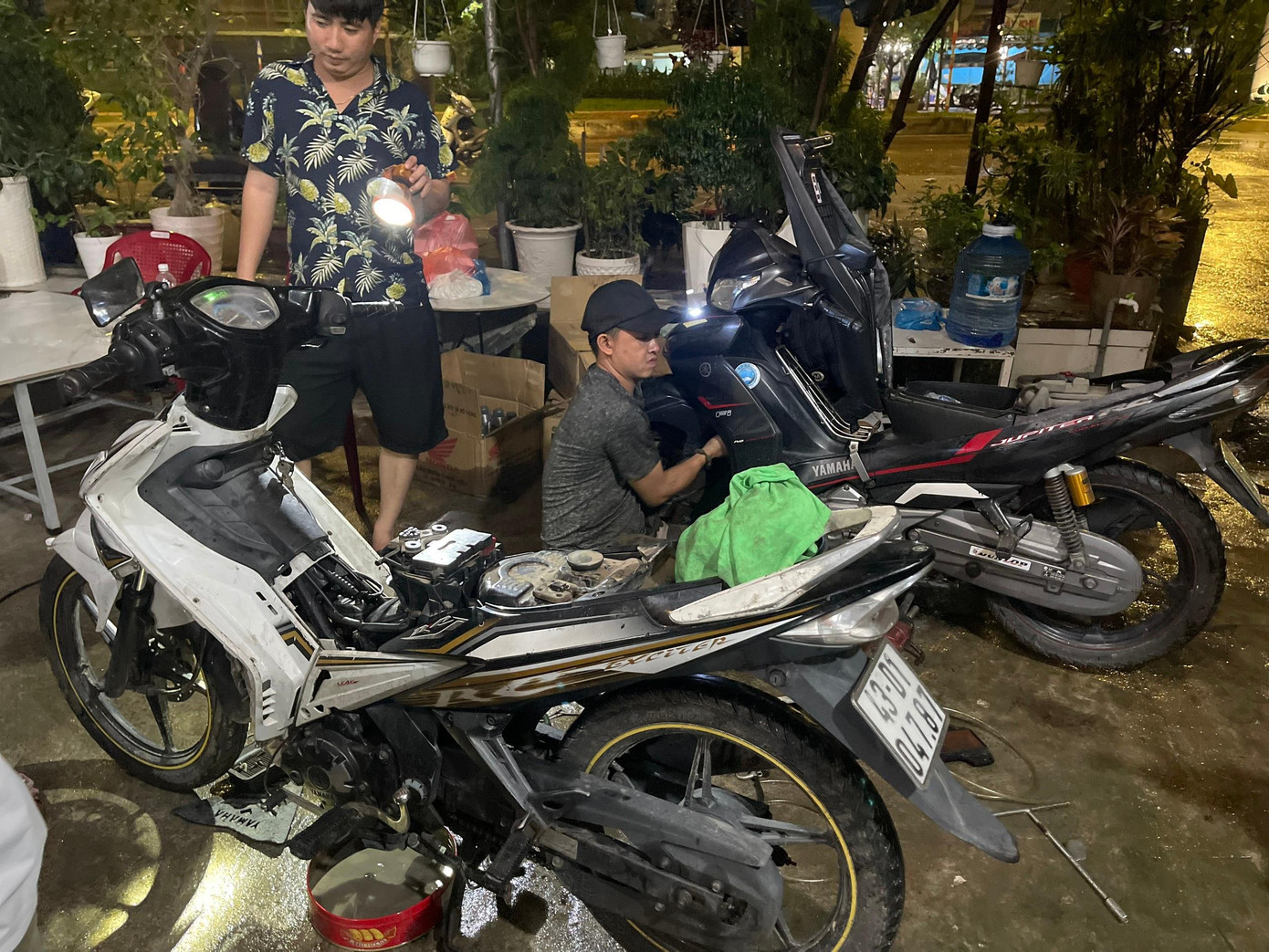 “Ai có gì giúp nấy, mình biết sửa xe thì giúp bà con sửa xe. Với nhiều người, xe máy là cả “gia tài” của họ”. Mưa lũ đã cực đủ đường rồi mà chiếc xe kiếm cơm còn “lịm” đi nữa thì khóc ròng luôn”, anh Quýt đồng cảm. “Ai có gì giúp nấy, mình biết sửa xe thì giúp bà con sửa xe. Với nhiều người, xe máy là cả “gia tài” của họ”. Mưa lũ đã cực đủ đường rồi mà chiếc xe kiếm cơm còn “lịm” đi nữa thì khóc ròng luôn”, anh Quýt đồng cảm.