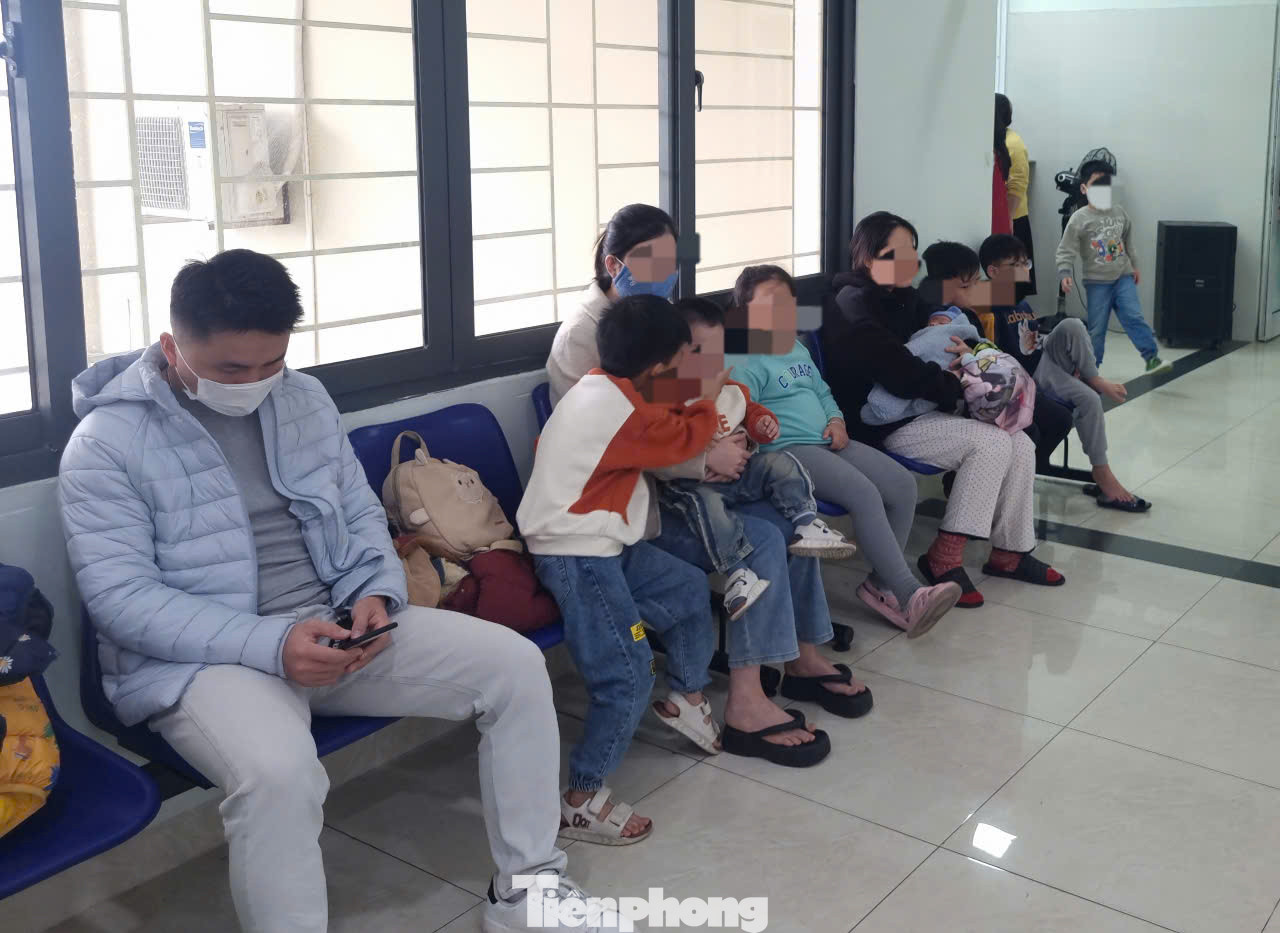 Các gia đình đưa con đi tiêm chủng. Các gia đình đưa con đi tiêm chủng.