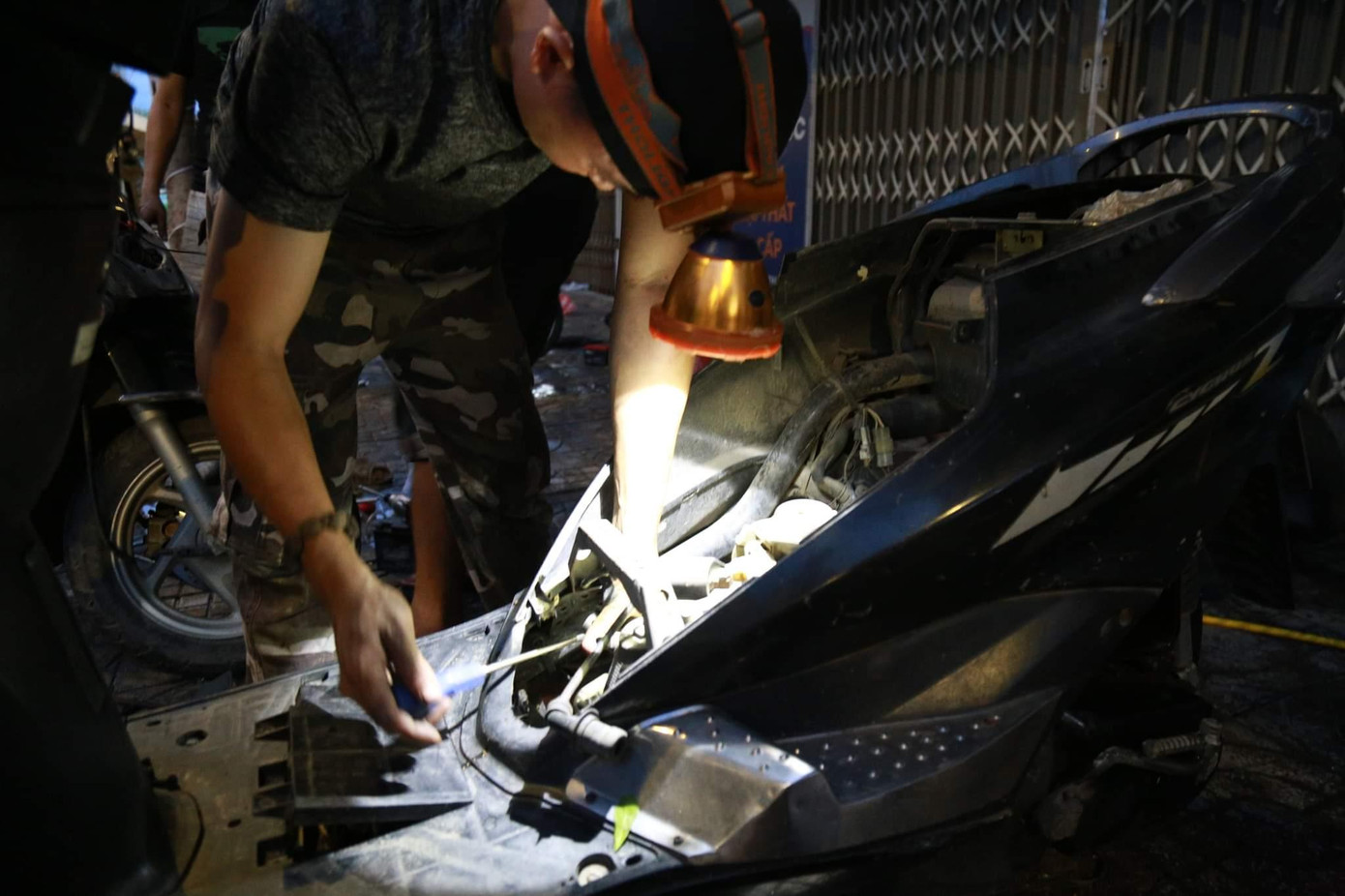 Mọi người sửa xe miệt mài từ chiều tới tận 12h đêm mới nghỉ. Mọi người sửa xe miệt mài từ chiều tới tận 12h đêm mới nghỉ.