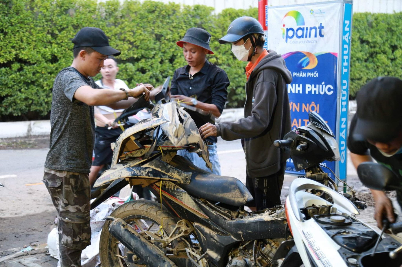 Anh Quýt nói thêm đến nay đã kêu gọi được mấy chục anh em ra Đà Nẵng. Nhóm tiếp theo sẽ sửa ở khu dân cư khác. Trước đây anh cũng như mọi người chưa bao giờ đi “hành nghề” xa như vậy. Nhưng vì xót thương bà con vùng ngập lũ nên ai cũng đồng lòng, sẵn sàng lên đường. Anh Quýt nói thêm đến nay đã kêu gọi được mấy chục anh em ra Đà Nẵng. Nhóm tiếp theo sẽ sửa ở khu dân cư khác. Trước đây anh cũng như mọi người chưa bao giờ đi “hành nghề” xa như vậy. Nhưng vì xót thương bà con vùng ngập lũ nên ai cũng đồng lòng, sẵn sàng lên đường.