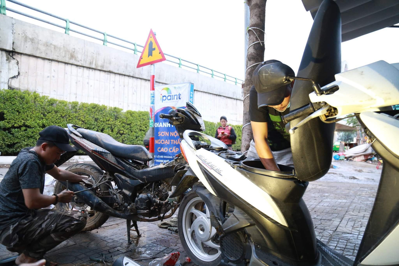 Sáng nay, cả nhóm sửa xe di chuyển lên khu vực gần trường ĐH Sư phạm, khu vực bị ngập sâu trong trận mưa vừa qua. Đây cũng là địa bàn tập trung đông đúc công nhân, sinh viên các trường ĐH. Sáng nay, cả nhóm sửa xe di chuyển lên khu vực gần trường ĐH Sư phạm, khu vực bị ngập sâu trong trận mưa vừa qua. Đây cũng là địa bàn tập trung đông đúc công nhân, sinh viên các trường ĐH.