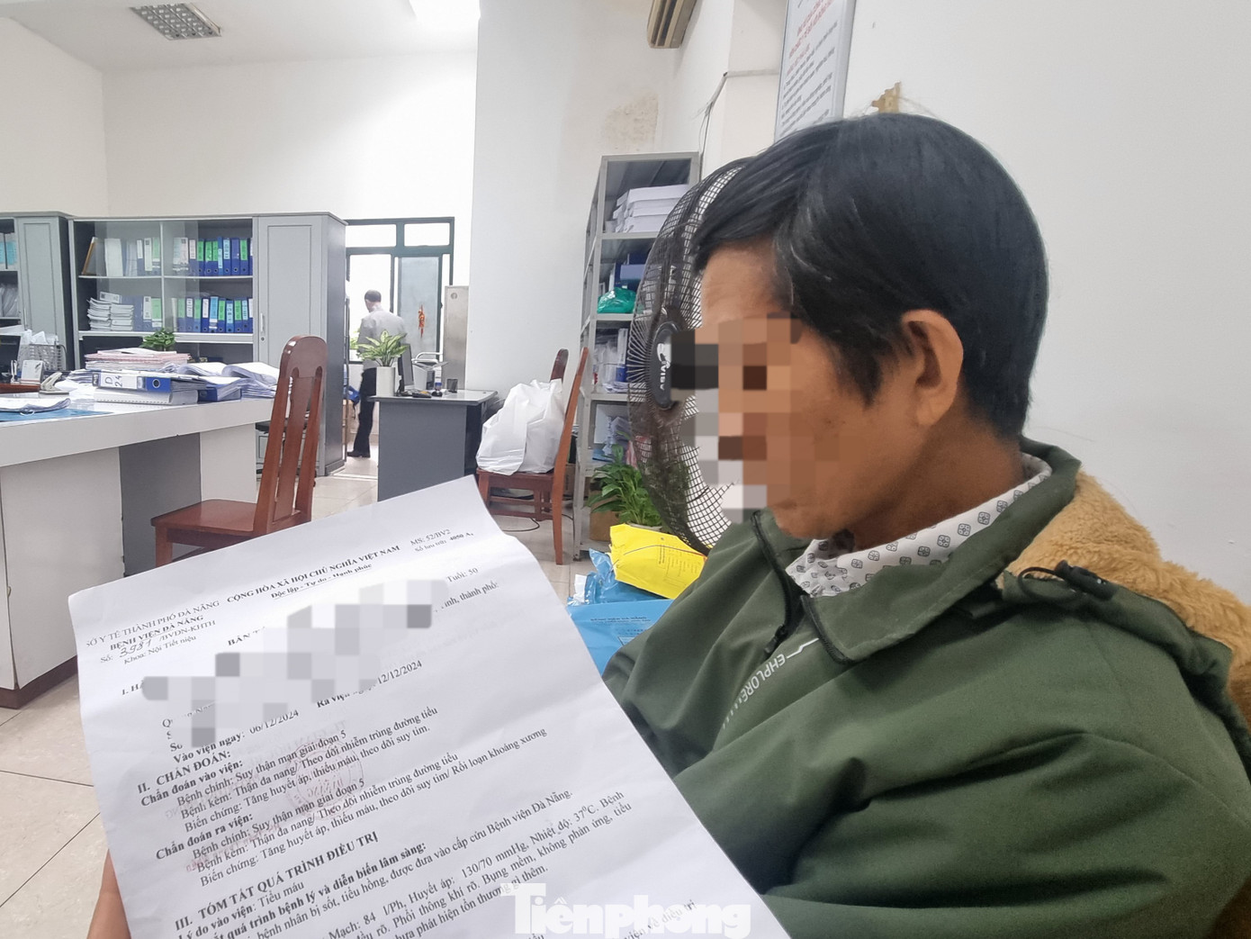 Vẫn còn rất nhiều người dân Quảng Nam trầy trật với việc sửa tên bệnh cho khớp Nghị quyết. Ảnh: Thanh Hiền.