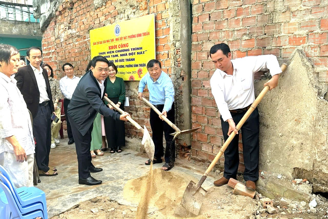 EVNCPC đồng hành cùng chính quyền địa phương, người dân trong hành trình xóa nhà tạm, nhà dột nát. EVNCPC đồng hành cùng chính quyền địa phương, người dân trong hành trình xóa nhà tạm, nhà dột nát.