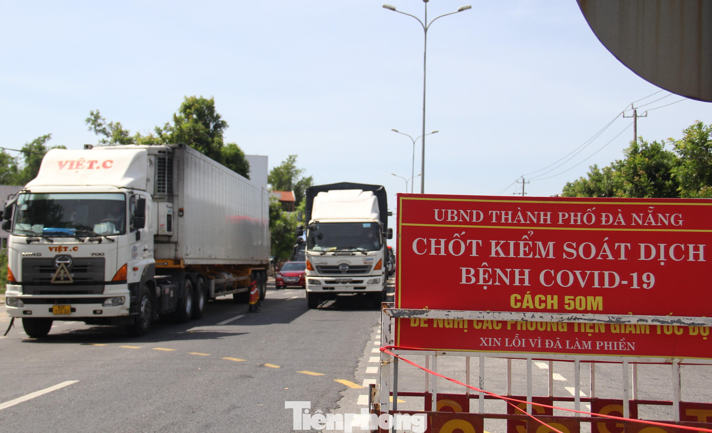 Chốt kiểm soát trên QL1A có nhiều phương tiện qua lại nhất so với những chốt còn lại. Ảnh: Thanh Trần. Chốt kiểm soát trên QL1A có nhiều phương tiện qua lại nhất so với những chốt còn lại. Ảnh: Thanh Trần.