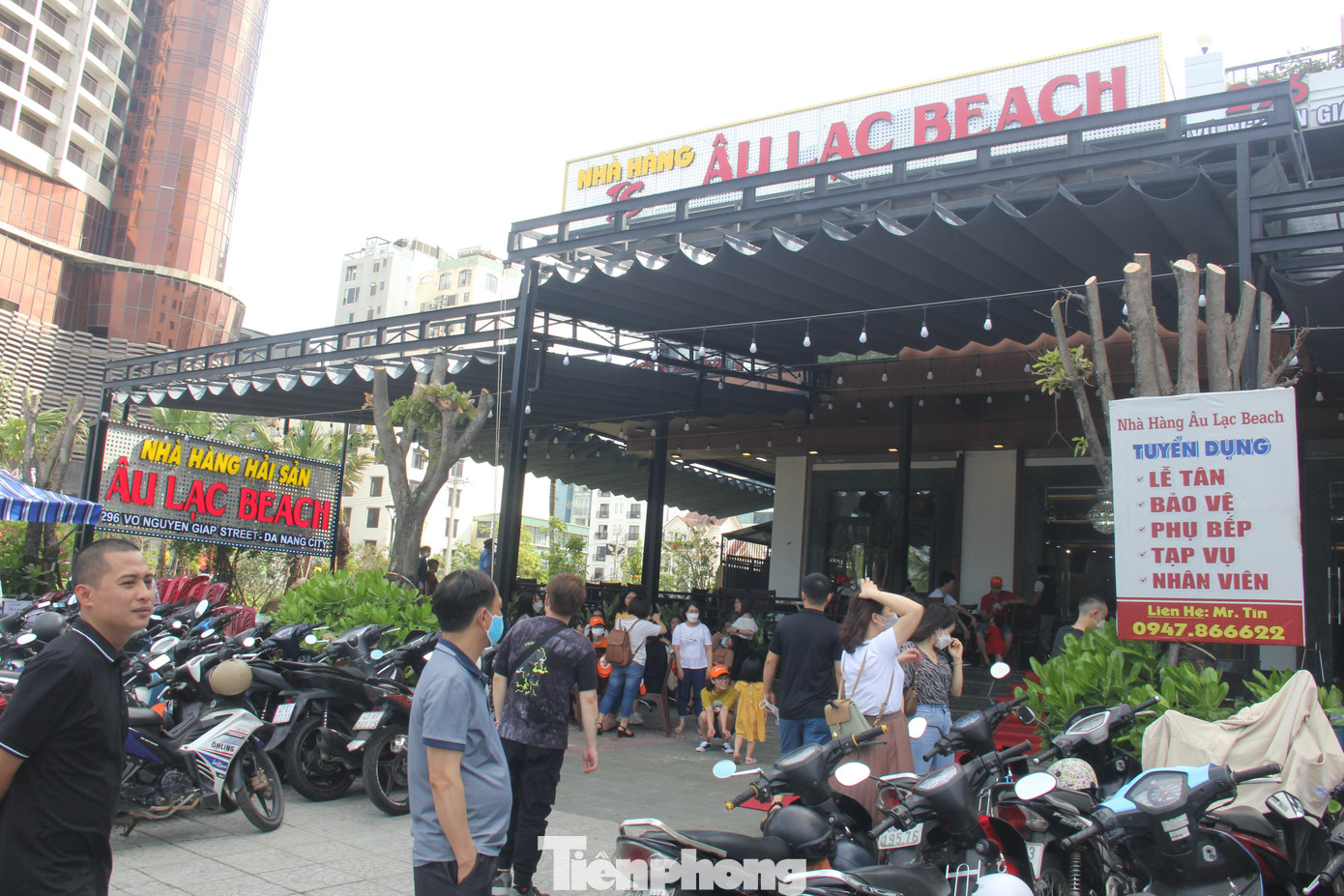 Nhà hàng ven biển nườm nượp người. Trong thời gian từ ngày 27/4 – 3/5, Đà Nẵng đón khoảng 600 chuyến bay, trong đó có 18 chuyến bay quốc tế từ Singapore, Thái Lan, Hàn Quốc.