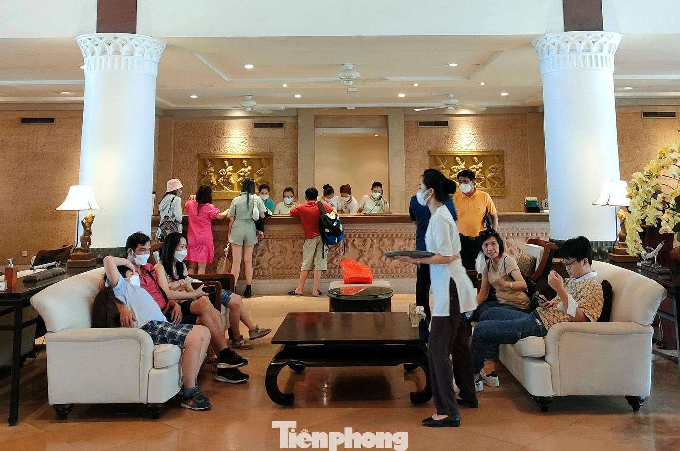 Các khách sạn, resort ven biển đón khách liên tục. Sở Du lịch cho hay, công suất khối khách sạn ven biển đạt trên 90% những ngày này.