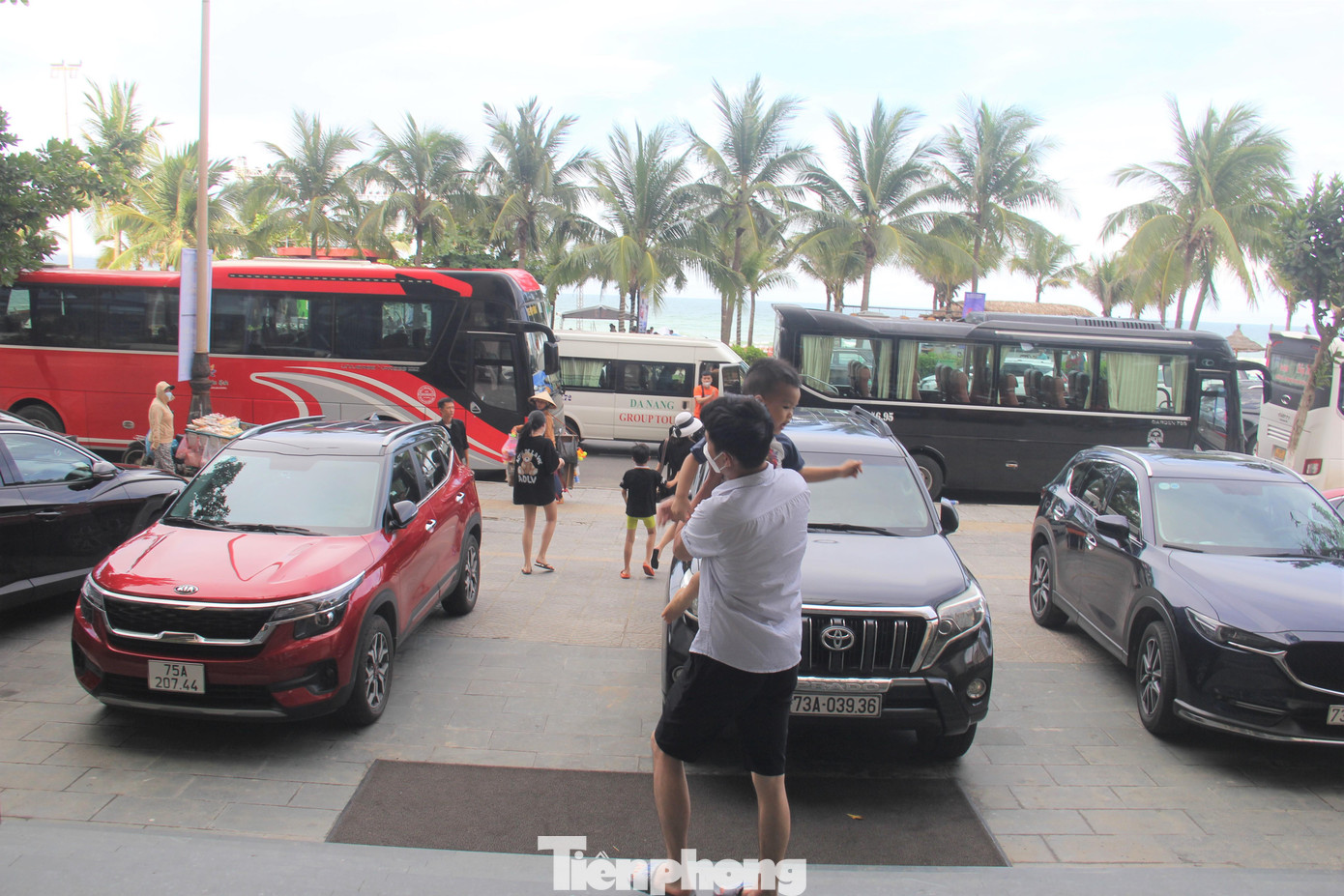 Tuyến đường ven biển tấp nập xe chở du khách.