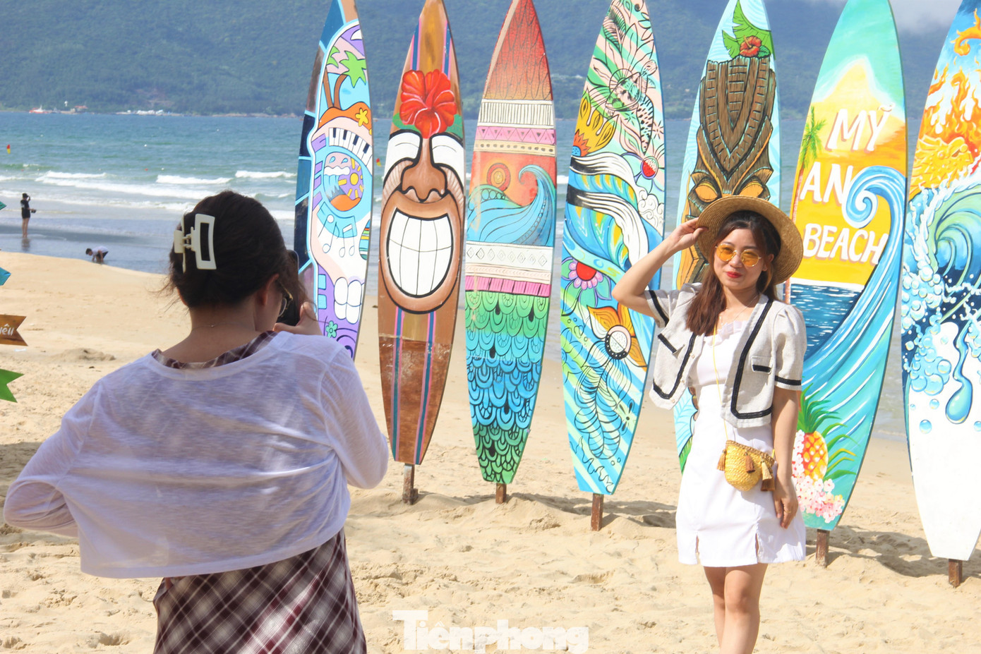 Du khách chụp ảnh lưu niệm với khu vực trưng bày mô hình nghệ thuật. Dịp này tới Đà Nẵng, du khách sẽ được xem biểu diễn flashmob bikini, trình diễn thuyền buồm, lễ hội thể thao biển, giải Dù lượn không động, nhảy freestyle…