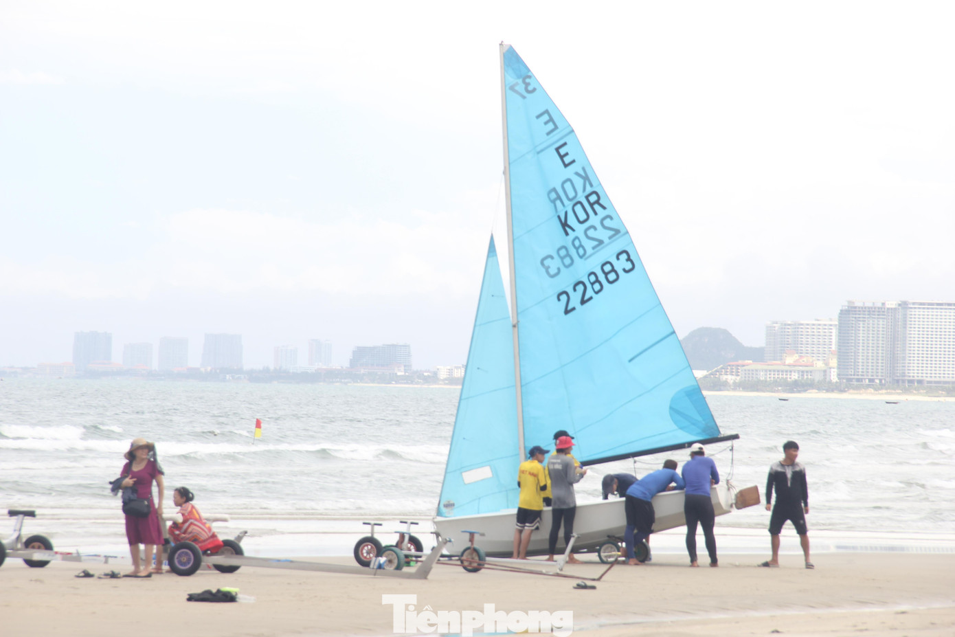 Một chiếc thuyền buồm đang được kiểm tra trước khi xuống nước. Về đêm, bãi Đà Nẵng được khuấy động với hệ thống sân khấu chiếu phim ngoài trời, sân khấu nghệ thuật bar biển, các xe thức ăn lưu động...