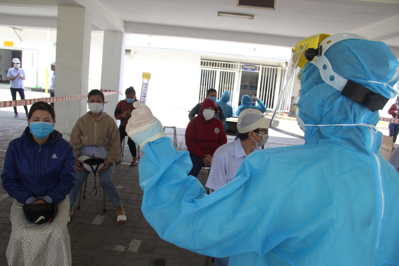 Nhân viên y tế lấy mẫu xét nghiệm công nhân một KCN tại Đà Nẵng. Nhân viên y tế lấy mẫu xét nghiệm công nhân một KCN tại Đà Nẵng.