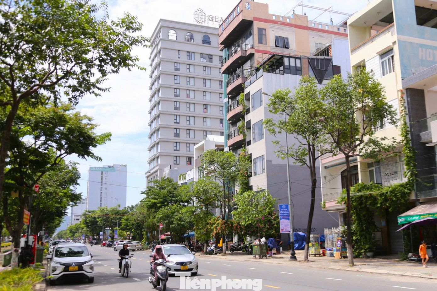 Nhiều toà nhà cao tầng trên đường Trần Hưng Đạo (quận Sơn Trà) bán vé xem pháo hoa từ tầng thượng. Nhiều toà nhà cao tầng trên đường Trần Hưng Đạo (quận Sơn Trà) bán vé xem pháo hoa từ tầng thượng.