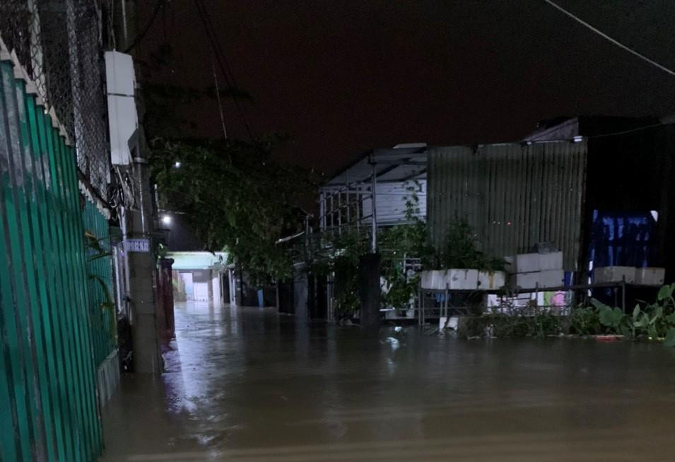 Những khu vực trũng thấp bị nước bủa vây trong đêm. Những khu vực trũng thấp bị nước bủa vây trong đêm.