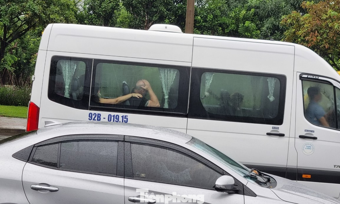 Mệt mỏi vì đợi quá lâu.