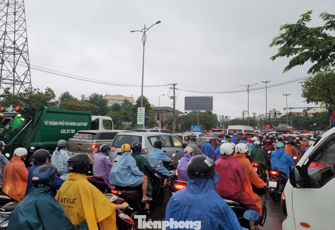 Xe cộ kẹt cứng trên đường Cách Mạng Tháng Tám vào giờ cao điểm. Ảnh: Thanh Hiền.