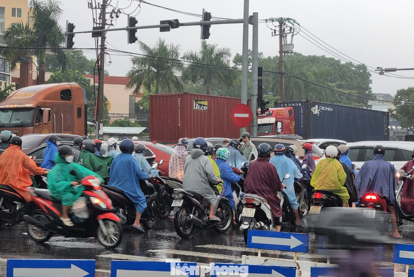 Người dân khổ sở "bò" trên đường giữa trời mưa để đi làm sáng đầu tuần.