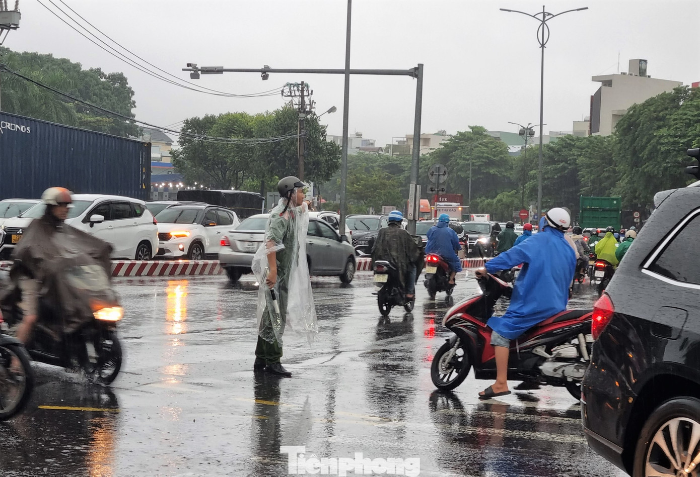 Lực lượng chức năng điều tiết giao thông. Tuy nhiên đến 8h30 sáng, nút giao trước cầu Hòa Xuân vẫn như vỡ trận.
