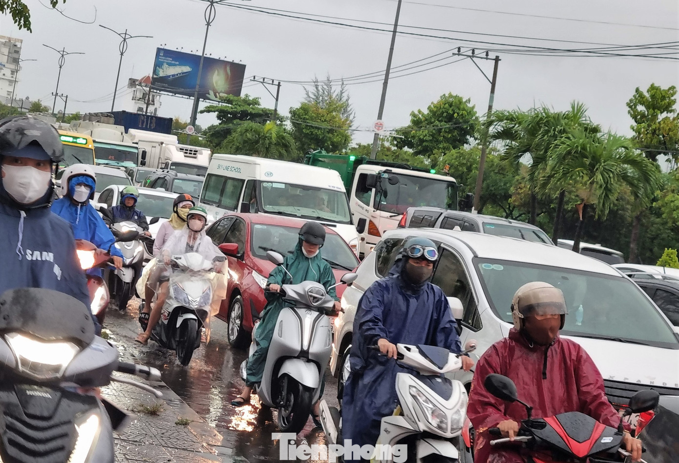 Phương tiện giao thông ken kín đường.
