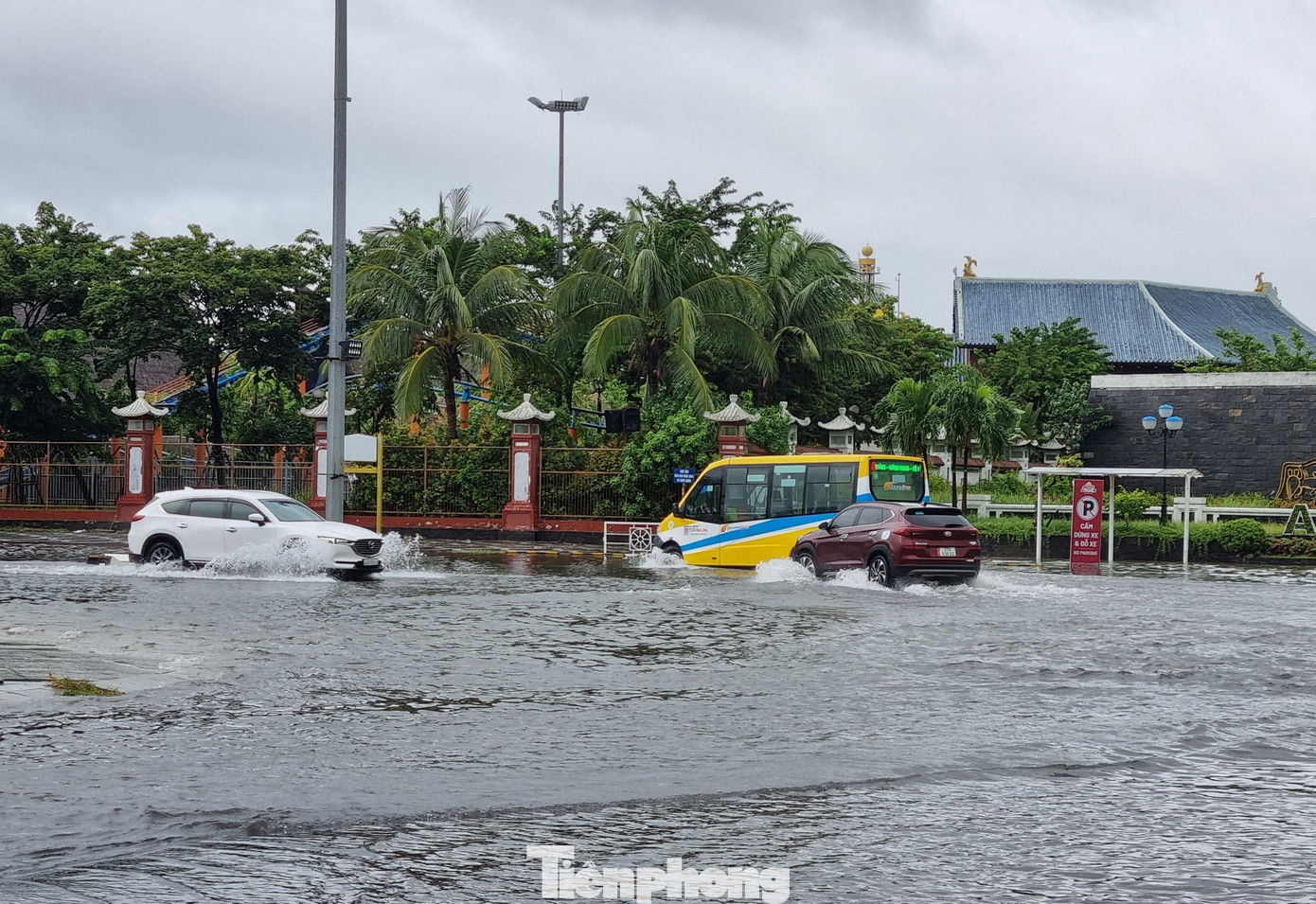 Đầu đường Phan Đăng Lưu cũng hóa thành sông.