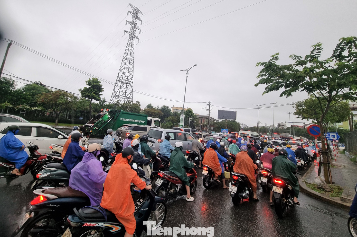 Người dân khổ sở "bò" trên đường giữa trời mưa để đi làm sáng đầu tuần.