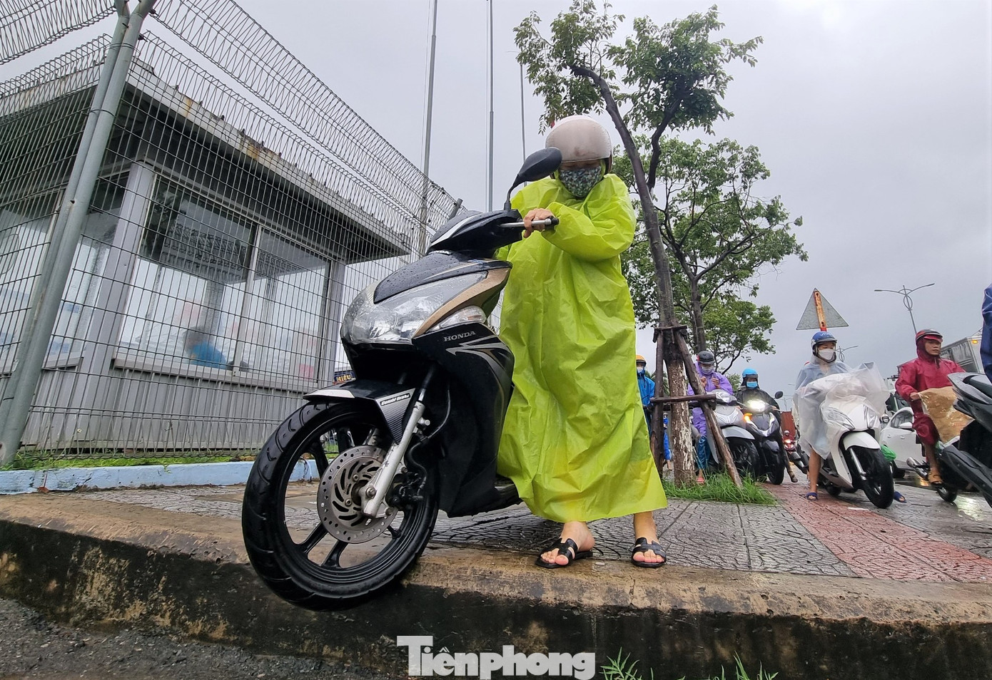 Dìu xe máy xuống lòng đường khi vỉa hè đã đến đoạn cụt. Hàng trăm người dân leo lên vỉa hè để thoát ra khỏi khu vực tắc nghẽn.