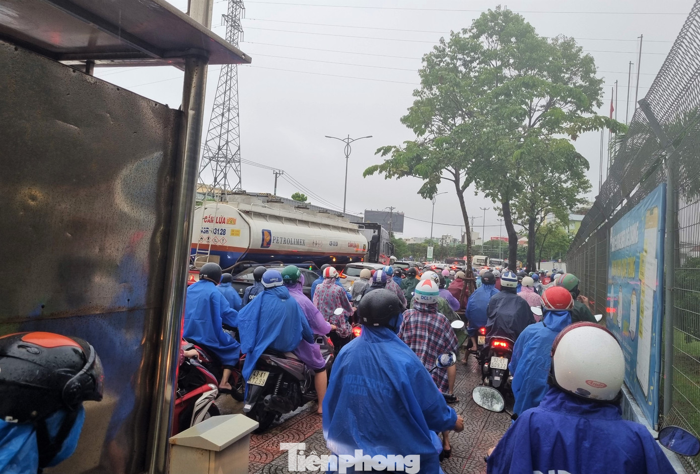 Người đi xe máy leo hết lên vỉa hè để di chuyển.