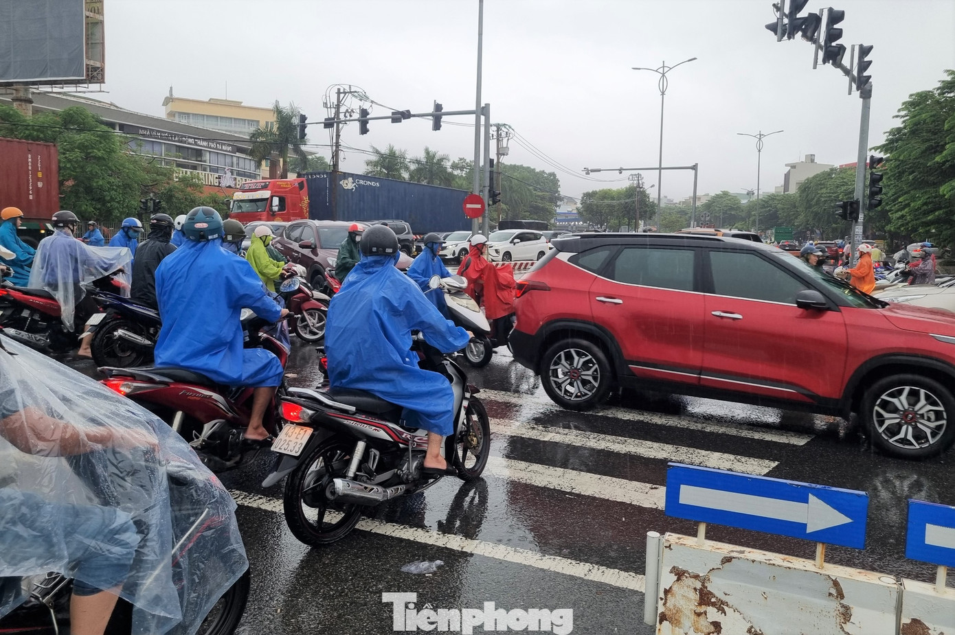 Nút giao trở nên hỗn loạn khi xe cộ liên tục đổ về, cộng thêm đèn giao thông tắt lịm. Sau gần nửa tiếng nhích từng chút mới ra khỏi đám đông, chị Nguyễn Ngọc Hà (32 tuổi, phường Khuê Trung) mệt mỏi vì đã trễ giờ làm.